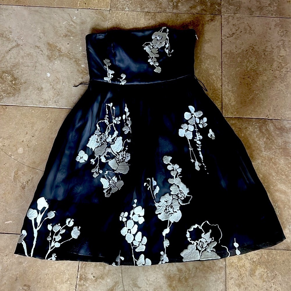 White House black market sleeveless cocktail dress size 6, beautiful embroidered - Picture 3 of 16